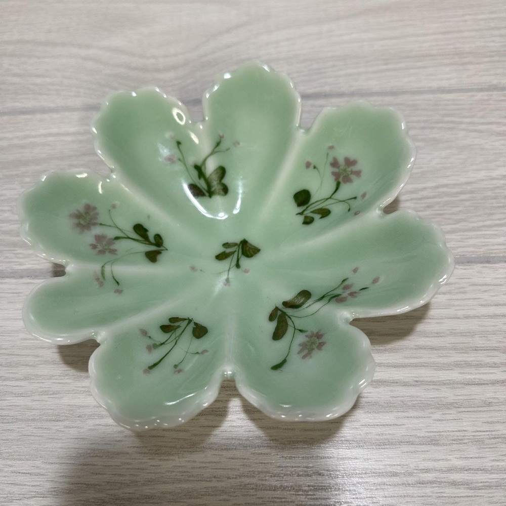 Glazed Sea Foam‎ Green Floral-Shaped Bowl Ruffled Floral Design 6.25 x 1.5"